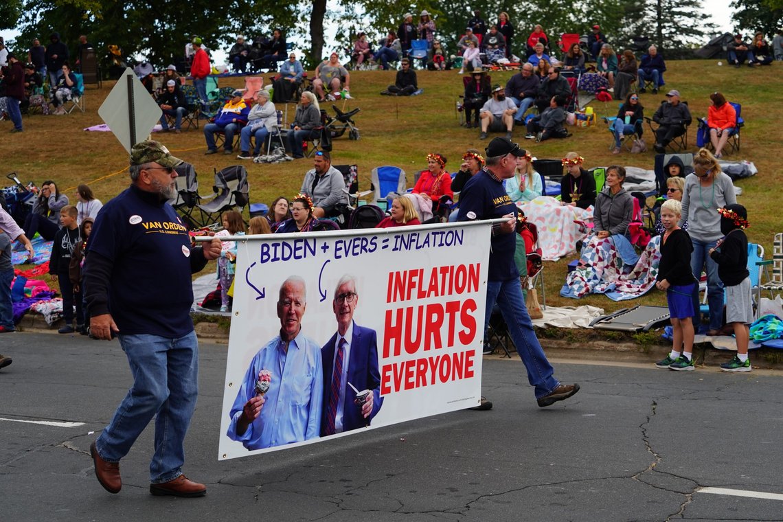 La Crosse, Wisconsin USA - October 1st, 2022: Supporters of the Republican party of Wisconsin marched in 2022 Oktoberfest parade. Foto: Shutterstock, Aaron of L.A. Photography. La Crosse, Wisconsin USA - October 1st, 2022: Supporters of the Republican party of Wisconsin marched in 2022 Oktoberfest parade. Foto: Shutterstock, Aaron of L.A. Photography.