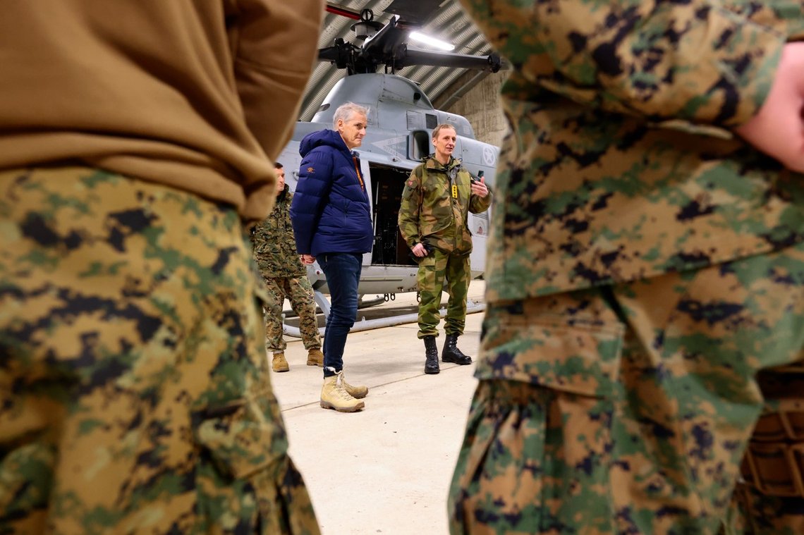 Det er ikke uvanlig at en norsk statsminister møter amerikanske soldater, slik Jonas Gahr Støre (Ap) gjorde da han sammen med forsvarssjef General Eirik Kristoffersen besøkte øvelsen Cold Response 2022 på Bardufoss i mars i år. Foto: Geir Olsen / NTB Det er ikke uvanlig at en norsk statsminister møter amerikanske soldater, slik Jonas Gahr Støre (Ap) gjorde da han sammen med forsvarssjef General Eirik Kristoffersen besøkte øvelsen Cold Response 2022 på Bardufoss i mars i år. Foto: Geir Olsen / NTB