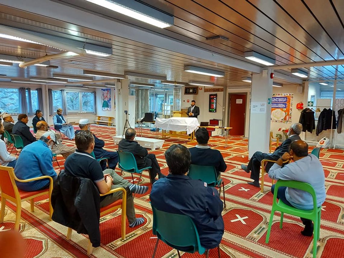 Tre personer er siktet etter at en person med kontakter opp mot et kjent gjengmiljø ble slått og truet med pistol på og ved Lørenskog Muslim Senter, fredag 30. september. Foto: Lørenskog Muslim Senter / Facebook Tre personer er siktet etter at en person med kontakter opp mot et kjent gjengmiljø ble slått og truet med pistol på og ved Lørenskog Muslim Senter, fredag 30. september. Foto: Lørenskog Muslim Senter / Facebook