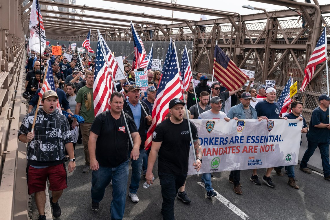 New York, NY - October 25, 2021: Municipal workers of the city march across Brooklyn bridge and rally at City Hall Park against vaccination mandate. Foto: Shutterstock, Lev Radin, United States New York, NY - October 25, 2021: Municipal workers of the city march across Brooklyn bridge and rally at City Hall Park against vaccination mandate. Foto: Shutterstock, Lev Radin, United States