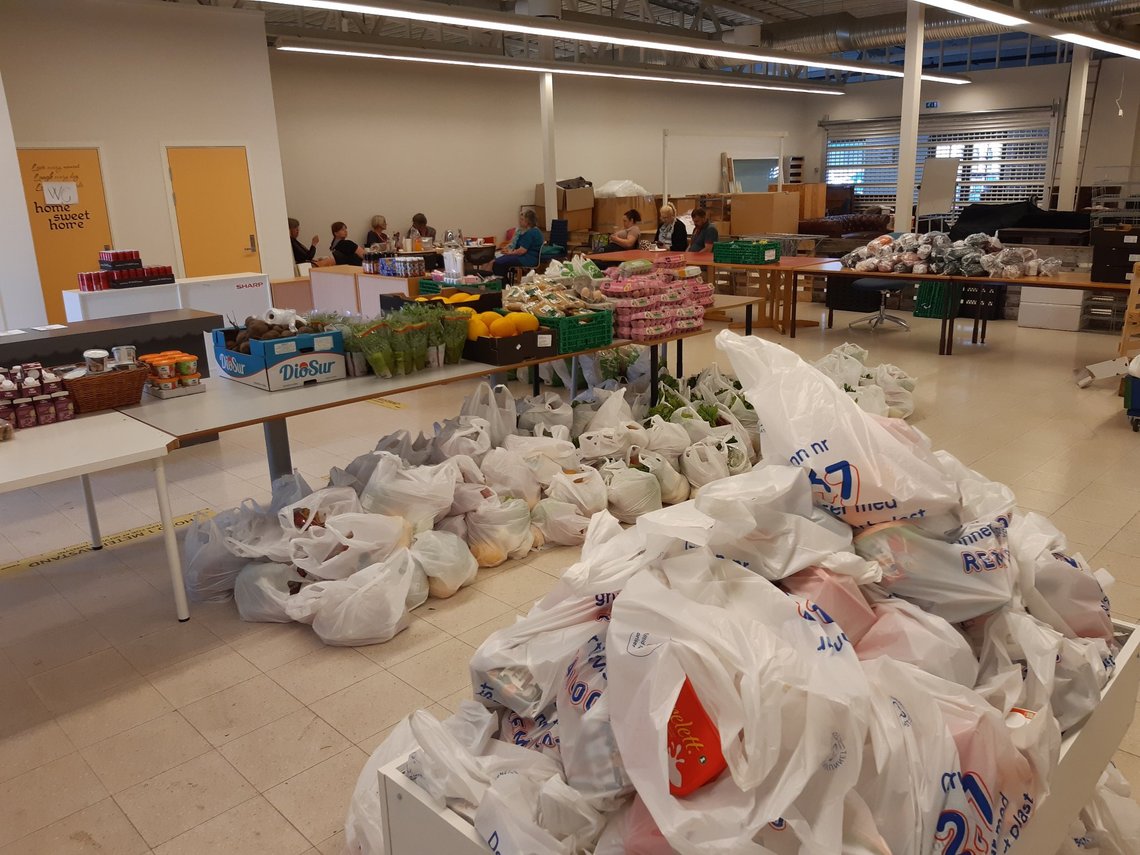 Stadig flere rundt om i Norges land trenger nå hjelp fra eldreklubber, frivillige og Frelsesarmeen for å skaffe seg mat. Her et bilde fra lokalene til gruppen Matutdeling i Stange. Foto: Matutdeling i Stange / Facebook Stadig flere rundt om i Norges land trenger nå hjelp fra eldreklubber, frivillige og Frelsesarmeen for å skaffe seg mat. Her et bilde fra lokalene til gruppen Matutdeling i Stange. Foto: Matutdeling i Stange / Facebook