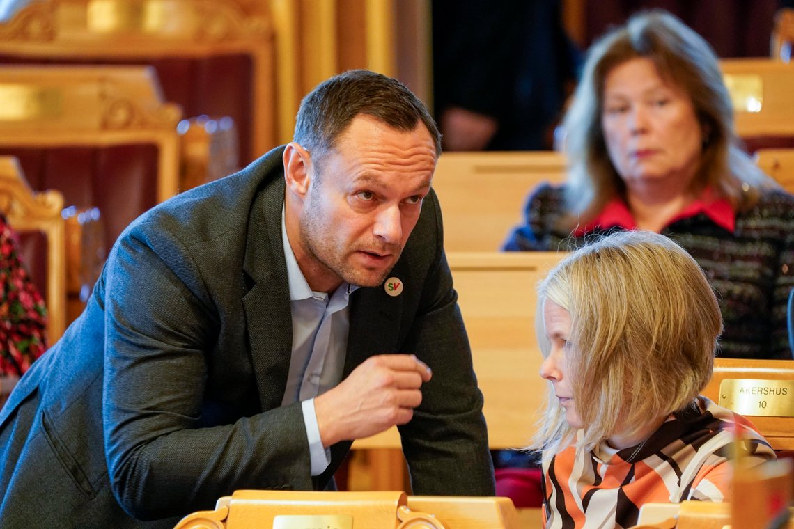 Torgeir Knag Fylkesnes diskuterer med partikollega Kirsti Bergstø. Foto: Terje Bendiksby / NTB Torgeir Knag Fylkesnes diskuterer med partikollega Kirsti Bergstø. Foto: Terje Bendiksby / NTB