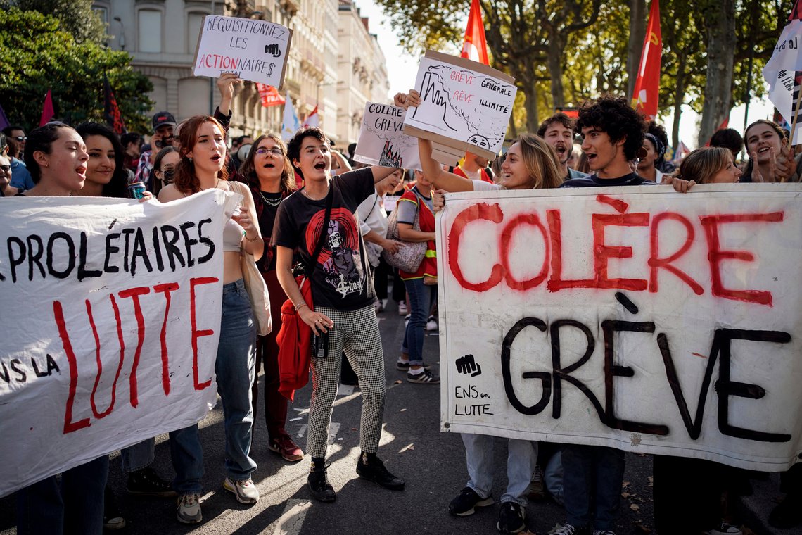 Ifølge det franske innenriksdepartementet deltok over 100.000 mennesker i demonstrasjoner rundt om i landet tirsdag. Her fra demonstrasjonene i Lyon. Foto: Laurent Cipriani / AP / NTB Ifølge det franske innenriksdepartementet deltok over 100.000 mennesker i demonstrasjoner rundt om i landet tirsdag. Her fra demonstrasjonene i Lyon. Foto: Laurent Cipriani / AP / NTB