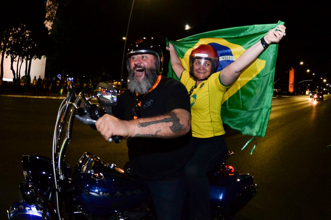 Jublende tilhengere av Brasils sittende president Jair Bolsonaro feiret beskjeden om at Bolsonaro klarte å fremtvinge en ny valgrunde i presidentvalget mot sosialisten og ekspresidenten Lula da Silva. Mange meningsmålinger spådde at da Silva ville vinne overlegent. Foto: Ton Molina / AP / NTB Jublende tilhengere av Brasils sittende president Jair Bolsonaro feiret beskjeden om at Bolsonaro klarte å fremtvinge en ny valgrunde i presidentvalget mot sosialisten og ekspresidenten Lula da Silva. Mange meningsmålinger spådde at da Silva ville vinne overlegent. Foto: Ton Molina / AP / NTB