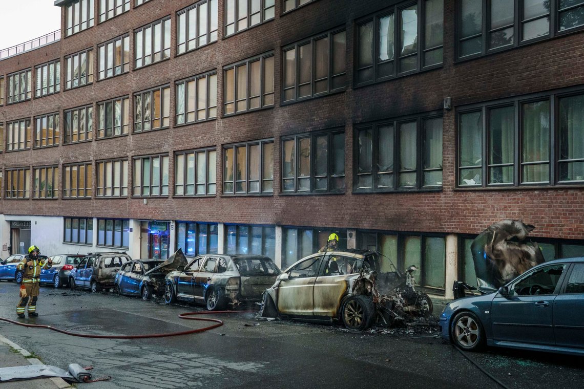 Sverige er langt på vei å sammenligne med en rykende branntomt, eller kanskje mer presis, en krigsskueplass. Dette blidet er hentet fra Sørligata på Enerhaugen i Oslo, der en rekke biler ble påtent i slutten av august i år. Det viser med all tydelighet at svenske tilstander ikke lenger er bare svenske tilstander. Vi har det i Norge også, om enn i litt mindre målestokk. Foto: Heiko Junge / NTB Sverige er langt på vei å sammenligne med en rykende branntomt, eller kanskje mer presis, en krigsskueplass. Dette blidet er hentet fra Sørligata på Enerhaugen i Oslo, der en rekke biler ble påtent i slutten av august i år. Det viser med all tydelighet at svenske tilstander ikke lenger er bare svenske tilstander. Vi har det i Norge også, om enn i litt mindre målestokk. Foto: Heiko Junge / NTB