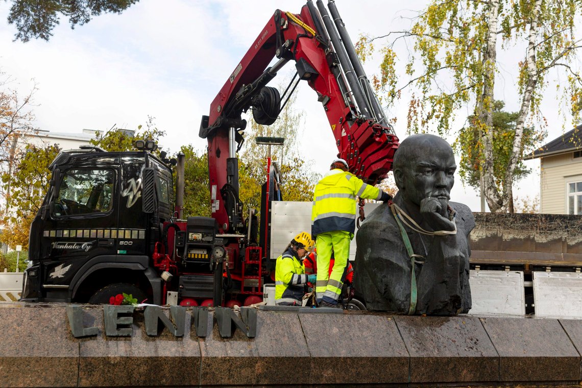 – Å fjerne statuen av grunnleggeren av et av verdens mest brutale styringssett, sovjetkommunismen, er en flott greie, sier 77 år game Matti Leikkonen, en av tilskuerne som hadde møtt opp for å bevitne fjerningen av Lenin-bysten i Kotka. Foto: Sasu Makinen/Lehtikuva via AP / NTB – Å fjerne statuen av grunnleggeren av et av verdens mest brutale styringssett, sovjetkommunismen, er en flott greie, sier 77 år game Matti Leikkonen, en av tilskuerne som hadde møtt opp for å bevitne fjerningen av Lenin-bysten i Kotka. Foto: Sasu Makinen/Lehtikuva via AP / NTB
