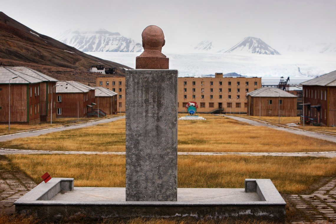 PYRAMIDEN, SVALBARD 20080625:
Lenin-statuen skuer utover den russiske gruvebyen Pyramiden som ble forlatt i 1998. Bygninger og infrastruktur er fortsatt intakt, og det er mulig å få en guidet tur i spøkelsesbyen.
Foto: Håkon Mosvold Larsen / NTB PYRAMIDEN, SVALBARD 20080625:
Lenin-statuen skuer utover den russiske gruvebyen Pyramiden som ble forlatt i 1998. Bygninger og infrastruktur er fortsatt intakt, og det er mulig å få en guidet tur i spøkelsesbyen.
Foto: Håkon Mosvold Larsen / NTB