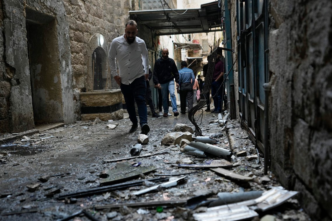 Palestinere samler seg på stedet der israelske styrker raidet en leilighet som ble brukt til produksjon av eksplosiver i gamlebyen i Nablus natt til tirsdag. Foto: Majdi Mohammed / AP / NTB Palestinere samler seg på stedet der israelske styrker raidet en leilighet som ble brukt til produksjon av eksplosiver i gamlebyen i Nablus natt til tirsdag. Foto: Majdi Mohammed / AP / NTB