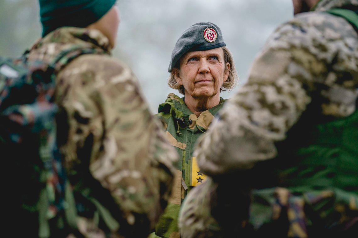 Generalmajor Elisabeth Gifstad Michelsen, som er sjef for Heimevernet, besøkte torsdag det norske treningsbidraget på en militærbase i Nord-England. – Det er stor vilje i Norge til å bidra, og det føles meningsfylt, sier hun. Hun melder om stor interesse fra norske HV-soldater som ønsker å dra til Storbritannia for å lære opp ukrainske soldater. Foto: Stian Lysberg Solum / NTB Generalmajor Elisabeth Gifstad Michelsen, som er sjef for Heimevernet, besøkte torsdag det norske treningsbidraget på en militærbase i Nord-England. – Det er stor vilje i Norge til å bidra, og det føles meningsfylt, sier hun. Hun melder om stor interesse fra norske HV-soldater som ønsker å dra til Storbritannia for å lære opp ukrainske soldater. Foto: Stian Lysberg Solum / NTB
