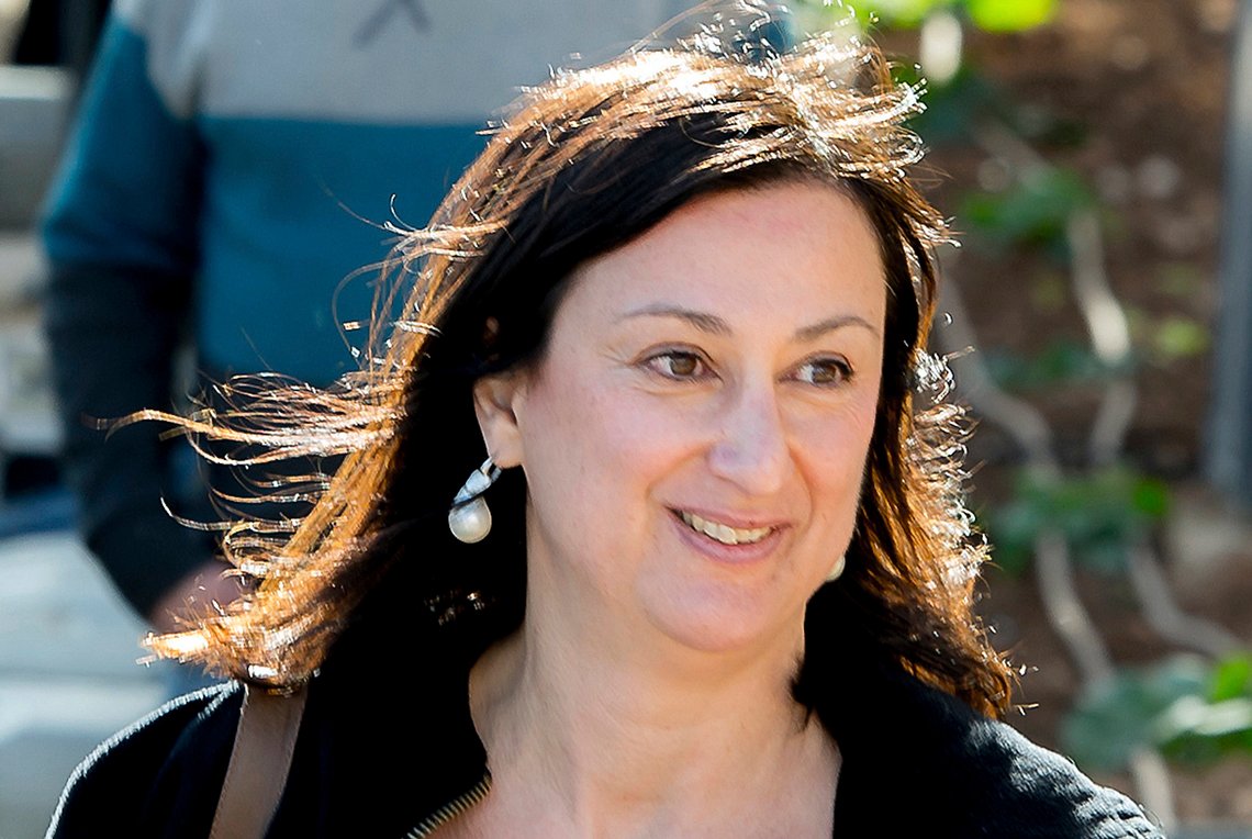 Gravejournalisten Daphne Caruana Galizia ble drept i et attentat på Malta i oktober 2017. Fredag ble de to brødrene som plasserte bilbomben, dømt til 40 års fengsel, men det er fortsatt ikke klart hvem som ga dem oppdraget. Foto: Jon Borg, AP/NTB. Gravejournalisten Daphne Caruana Galizia ble drept i et attentat på Malta i oktober 2017. Fredag ble de to brødrene som plasserte bilbomben, dømt til 40 års fengsel, men det er fortsatt ikke klart hvem som ga dem oppdraget. Foto: Jon Borg, AP/NTB.