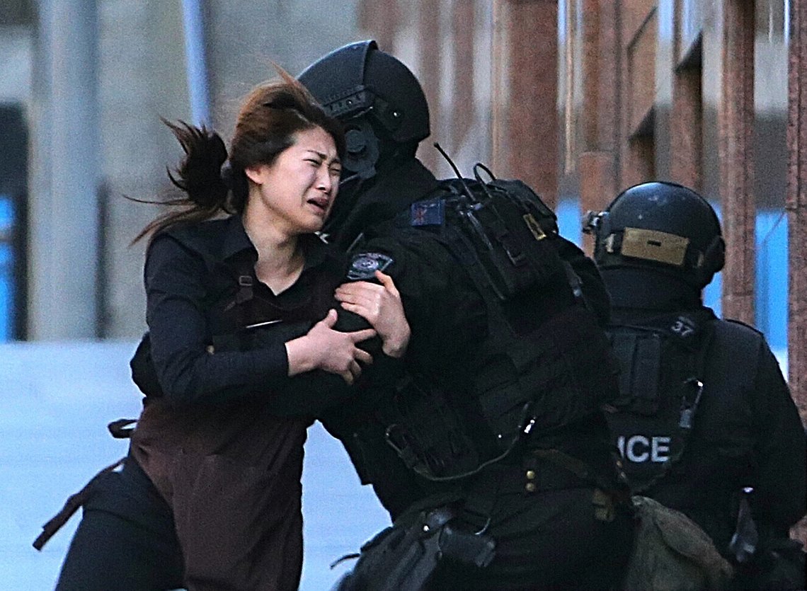 Selv AP bemerket at til å ligge så langt fra Syria har Australia vist seg å være svært fruktbar mark for IS-rekruttering. Fra en gisselsituasjon i 2014. Noen valgte å gjøre jihad hjemme. FILE - In this Dec. 15, 2014 file photo, a hostage runs to armed tactical response police officers for safety after she escaped from a cafe under siege at Martin Place in the central business district of Sydney, Australia. For a country of just 24 million that is thousands of miles from Syria and Iraq, Australia has been unusually fertile ground for Islamic State recruiters. (AP Photo/Rob Griffith, File) Selv AP bemerket at til å ligge så langt fra Syria har Australia vist seg å være svært fruktbar mark for IS-rekruttering. Fra en gisselsituasjon i 2014. Noen valgte å gjøre jihad hjemme. FILE - In this Dec. 15, 2014 file photo, a hostage runs to armed tactical response police officers for safety after she escaped from a cafe under siege at Martin Place in the central business district of Sydney, Australia. For a country of just 24 million that is thousands of miles from Syria and Iraq, Australia has been unusually fertile ground for Islamic State recruiters. (AP Photo/Rob Griffith, File)