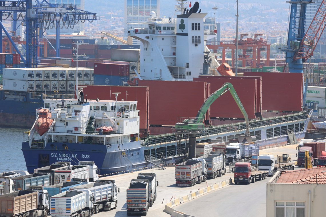 Havna i Sevastopol skal ha blitt angrepet a v droner. Russerne mener britene bidro Ukraina i angrepet. Foto: AP /Yoruk Isik/ NTB Havna i Sevastopol skal ha blitt angrepet a v droner. Russerne mener britene bidro Ukraina i angrepet. Foto: AP /Yoruk Isik/ NTB