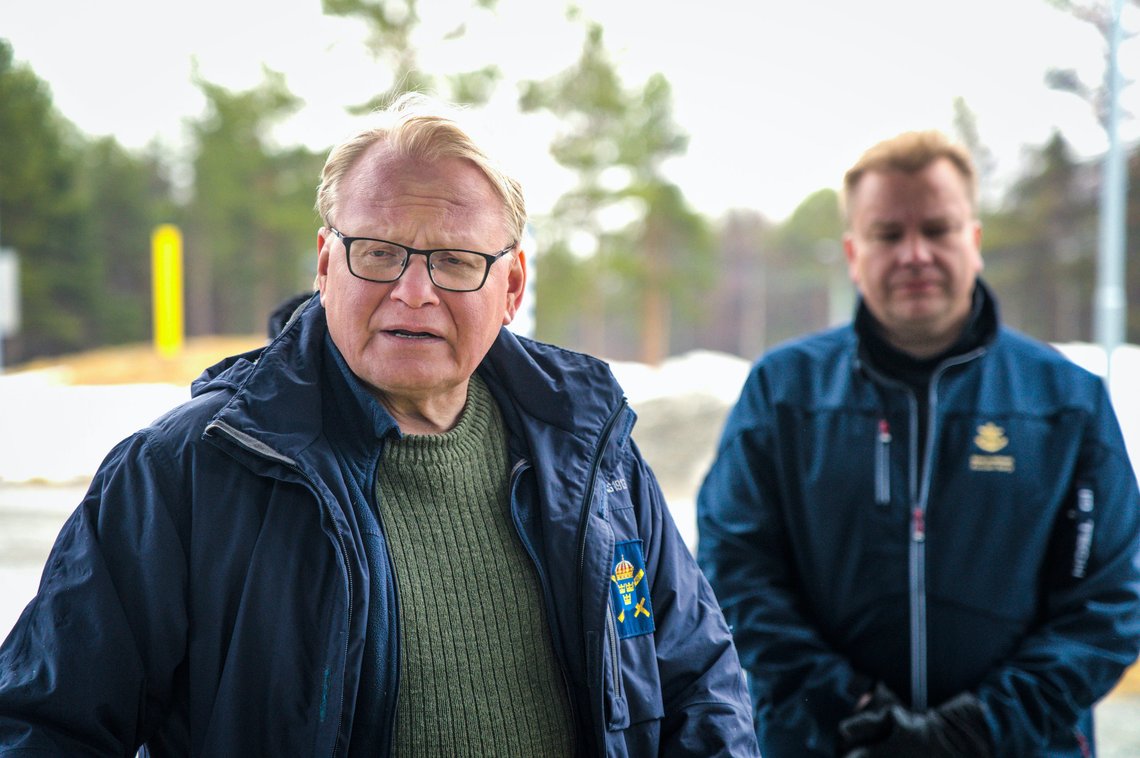 Peter Hultqvist (t.v.), leder i Riksdagens forsvarskomité – og nylig avgått forsvarsminister i Sverige – vil at Sverige skal bidra til en fellesnordisk hær. Her er han fotografert da de nordiske forsvarsministrene møttes i Kirkenes i mai. Foto: Terje Pedersen / NTB Peter Hultqvist (t.v.), leder i Riksdagens forsvarskomité – og nylig avgått forsvarsminister i Sverige – vil at Sverige skal bidra til en fellesnordisk hær. Her er han fotografert da de nordiske forsvarsministrene møttes i Kirkenes i mai. Foto: Terje Pedersen / NTB