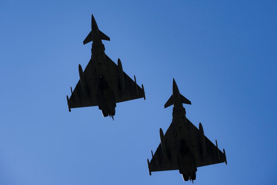 Jagerfly kan ikke flys av alle. Kun en svært liten elite klarer opptakskravene. Da kan man ikke fokusere på mangfold og inkludering, uten at liv faktisk går tapt. Bildet viser to Typhoon-fly fra RAF. Foto: AP /Vadim Ghirda /NTB Jagerfly kan ikke flys av alle. Kun en svært liten elite klarer opptakskravene. Da kan man ikke fokusere på mangfold og inkludering, uten at liv faktisk går tapt. Bildet viser to Typhoon-fly fra RAF. Foto: AP /Vadim Ghirda /NTB