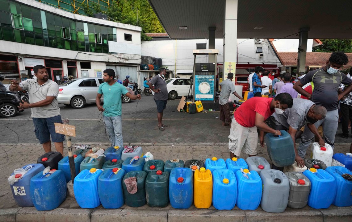 Det er ikke bare fattige land som har problemer med dieselforsyningene. I april i år ble det full diesel-mangel og økonomisk krise på Sri Lanka. Nå står også USA og Europa foran en dieselkrise. Illustrasjonsfoto: Eranga Jayawardena / AP / NTB Det er ikke bare fattige land som har problemer med dieselforsyningene. I april i år ble det full diesel-mangel og økonomisk krise på Sri Lanka. Nå står også USA og Europa foran en dieselkrise. Illustrasjonsfoto: Eranga Jayawardena / AP / NTB
