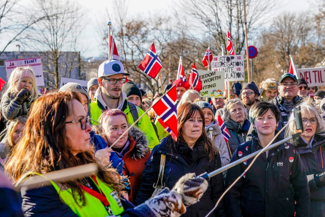 Vaksinemotstandere og Freedom Convoy of Norway demonsterer utenfor NRK i februar. Kanskje de hadde et poeng? Foto: Terje Bendiksby / NTB Vaksinemotstandere og Freedom Convoy of Norway demonsterer utenfor NRK i februar. Kanskje de hadde et poeng? Foto: Terje Bendiksby / NTB