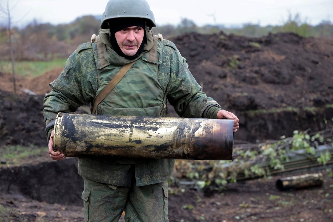 A serviceman carries an artillery shell from a 152-mm gun 2A36 «Giatsint-B» howitzer at a position after firing at Ukrainian troops at an undisclosed location in Donetsk People's Republic, eastern Ukraine, Tuesday, Oct. 11, 2022. (AP Photo/Alexei Alexandrov) A serviceman carries an artillery shell from a 152-mm gun 2A36 «Giatsint-B» howitzer at a position after firing at Ukrainian troops at an undisclosed location in Donetsk People's Republic, eastern Ukraine, Tuesday, Oct. 11, 2022. (AP Photo/Alexei Alexandrov)