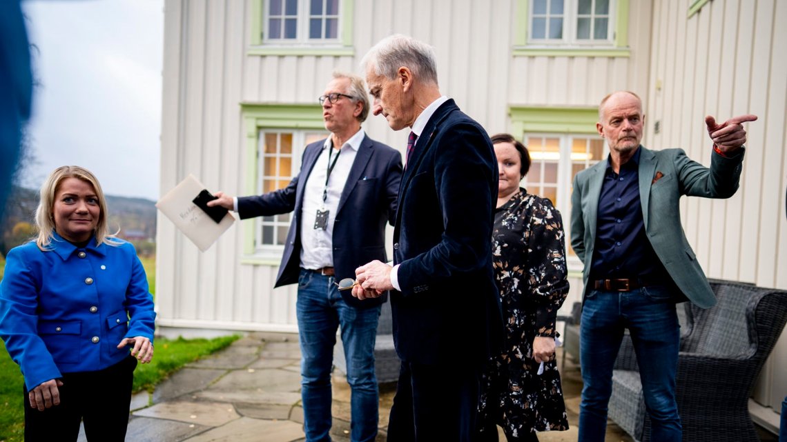Meråker 20221019.
statsminister Jonas Gahr Støre (foran) og Landbruks- og matminister Sandra Borch (Sp)(t.v.) møtte til pressekonferanse på Meråker Brug i Meråker onsdag ettermiddag.
Foto: Ole Martin Wold / NTB Meråker 20221019.
statsminister Jonas Gahr Støre (foran) og Landbruks- og matminister Sandra Borch (Sp)(t.v.) møtte til pressekonferanse på Meråker Brug i Meråker onsdag ettermiddag.
Foto: Ole Martin Wold / NTB