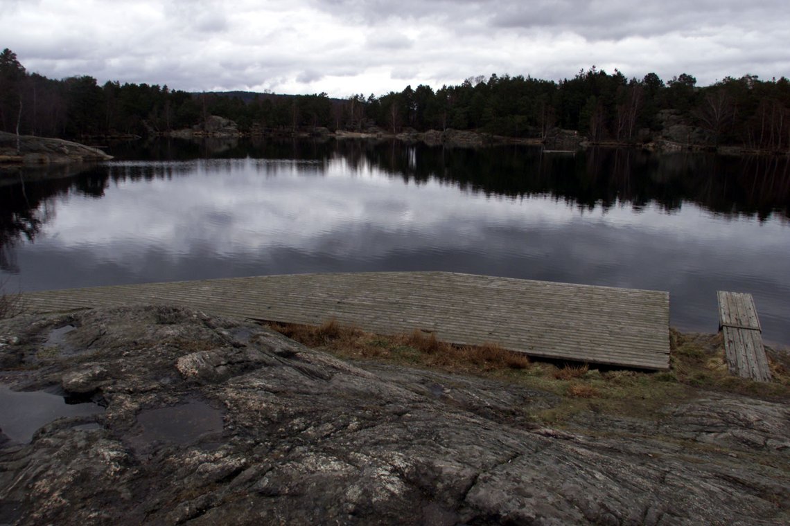Kristiansand 26. april 2001: Badeplassen i Baneheia der Lena Sløgedal Paulsen (10) og Stine Sofie Sørstrønen (8) badet før de be voldtatt, knivstukket og drept den 19. mai 2000. Foto: Lise Åserud / NTB Kristiansand 26. april 2001: Badeplassen i Baneheia der Lena Sløgedal Paulsen (10) og Stine Sofie Sørstrønen (8) badet før de be voldtatt, knivstukket og drept den 19. mai 2000. Foto: Lise Åserud / NTB