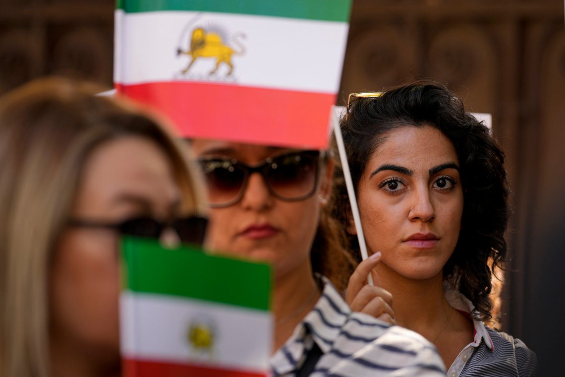 Til sammen 52 mennesker har måtte bøte med livet i sammenstøt med sikkerhetsstyrker under demonstrasjoner mot regjeringen i Iran, ifølge Amnesty. Foto: Andreea Alexandru /AP / NTB Til sammen 52 mennesker har måtte bøte med livet i sammenstøt med sikkerhetsstyrker under demonstrasjoner mot regjeringen i Iran, ifølge Amnesty. Foto: Andreea Alexandru /AP / NTB