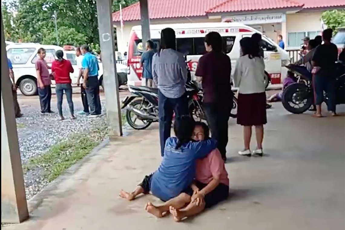 Fortvilte pårørende trøster hverandre utenfor barnehagen som ble angrepet i Thailand torsdag. Foto: Mungkorn Sriboonreung Rescue Group via AP / NTB Fortvilte pårørende trøster hverandre utenfor barnehagen som ble angrepet i Thailand torsdag. Foto: Mungkorn Sriboonreung Rescue Group via AP / NTB