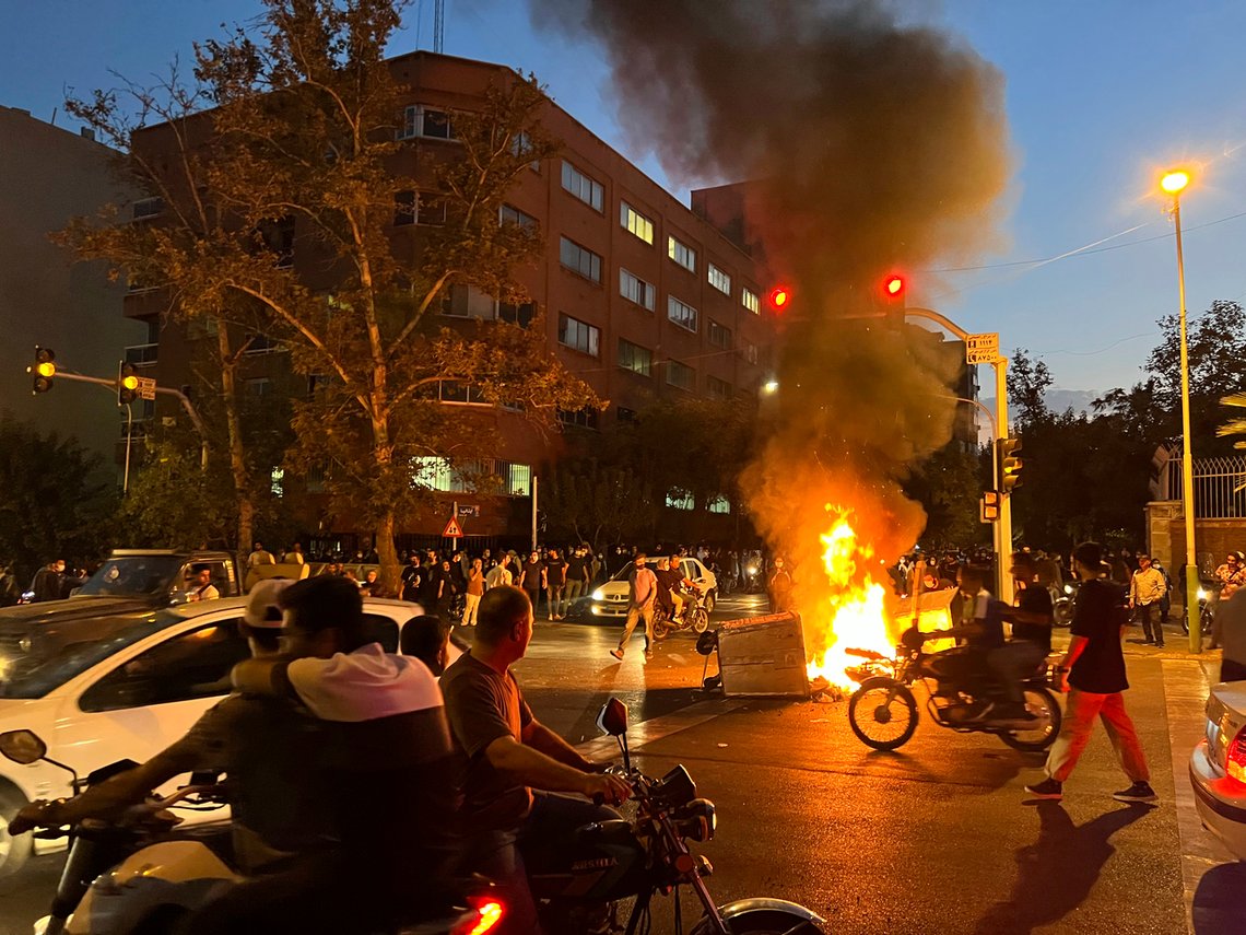 Et bilde tatt i Teheran 19. september viser en påtent politimotorsykkel og søppelkasse i en gate i den iranske hovedstaden. Landet har vært preget av store protester og dette virker ikke å ta slutt. Foto: AP / NTB Et bilde tatt i Teheran 19. september viser en påtent politimotorsykkel og søppelkasse i en gate i den iranske hovedstaden. Landet har vært preget av store protester og dette virker ikke å ta slutt. Foto: AP / NTB