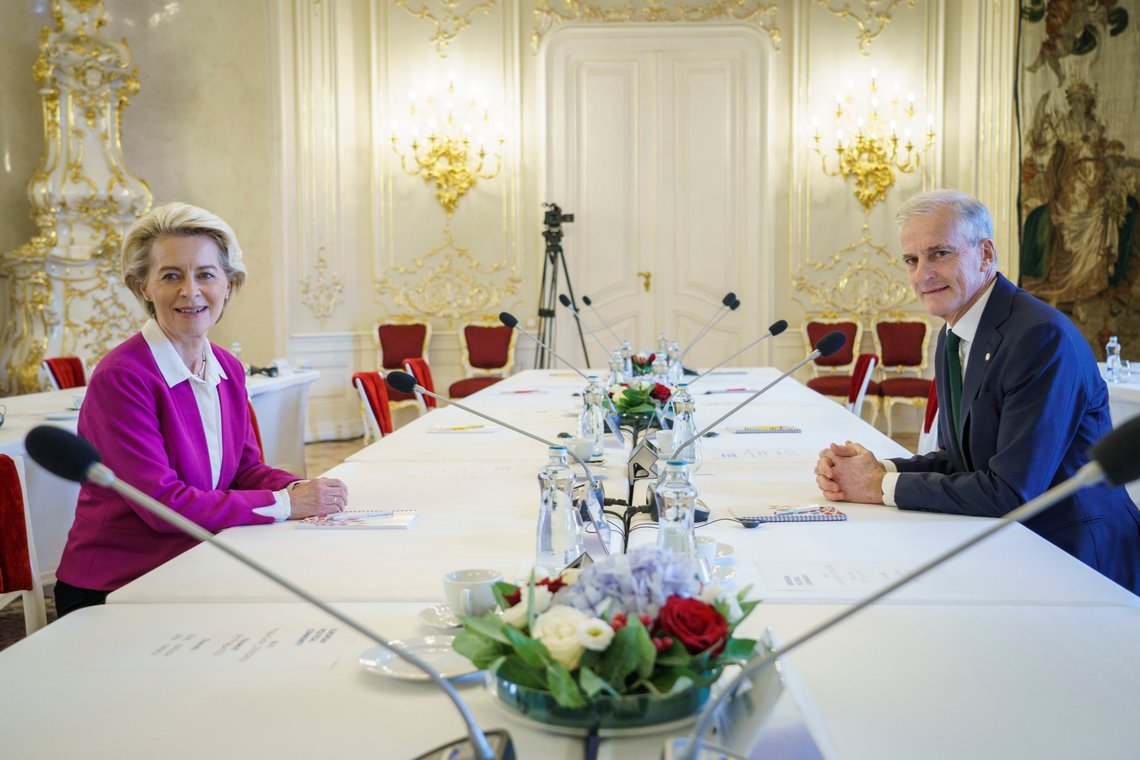 Det var mye møtevirksomhet i Praha. Støre møtte EU-kommisjonens president Ursula von der Leyen for å diskutere energisituasjonen i Europa. Foto: Heiko Junge / NTB Det var mye møtevirksomhet i Praha. Støre møtte EU-kommisjonens president Ursula von der Leyen for å diskutere energisituasjonen i Europa. Foto: Heiko Junge / NTB