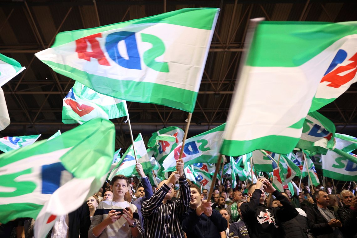Tilhengere av Partiet for demokratisk handling, SDA, under et valgmøte i Tusla denne uken. Valgkampen preges av etniske skillelinjer og krav om løsrivelse fra serbere og kroater. Foto: Armin Durgut, AP/NTB Tilhengere av Partiet for demokratisk handling, SDA, under et valgmøte i Tusla denne uken. Valgkampen preges av etniske skillelinjer og krav om løsrivelse fra serbere og kroater. Foto: Armin Durgut, AP/NTB