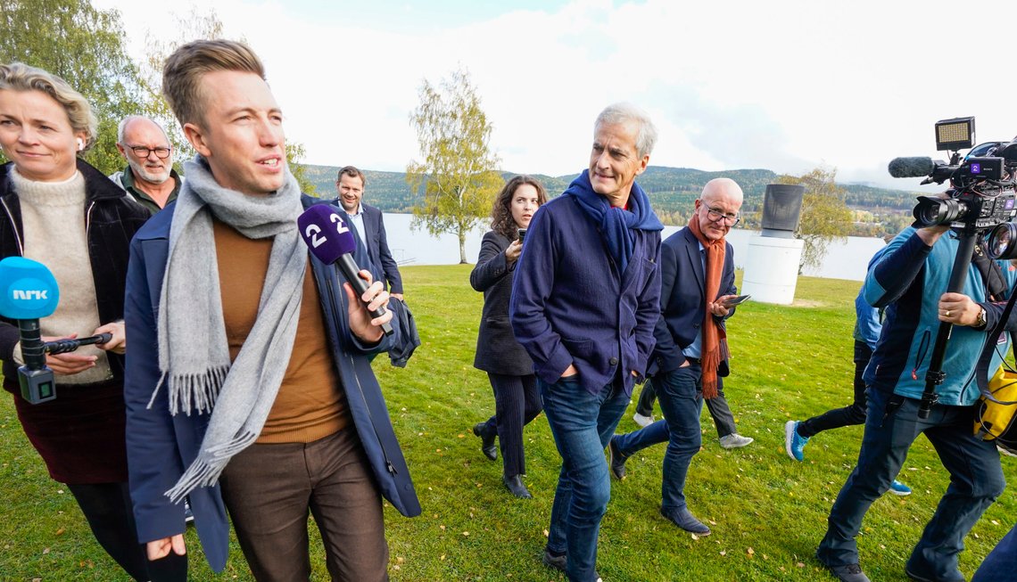 TV 2-reporter Lars Joakim Skarvøy reagerte på grenseløshet både hva gjaldt drikkekultur og sex i TV 2, sa han under sitt vitnemål torsdag. Her sammen med Ap-leder og senere statsminister Jonas Gahr Støre under regjeringssonderingene i Hurdal i fjor. Foto: Lise Åserud / NTB TV 2-reporter Lars Joakim Skarvøy reagerte på grenseløshet både hva gjaldt drikkekultur og sex i TV 2, sa han under sitt vitnemål torsdag. Her sammen med Ap-leder og senere statsminister Jonas Gahr Støre under regjeringssonderingene i Hurdal i fjor. Foto: Lise Åserud / NTB