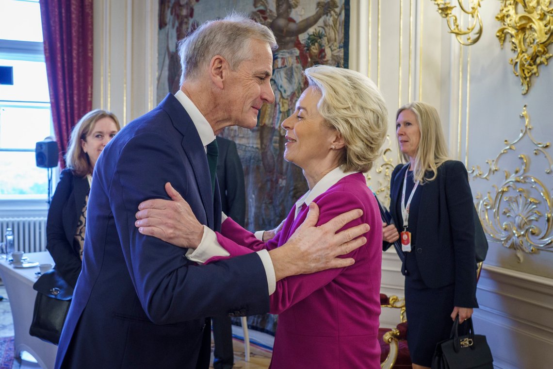 Statsminister Jonas Gahr Støre hadde et eget møte med EU-kommisjonens president Ursula von der Leyen under et uformelt toppmøte i Praha i oktober. I ettertid publiserte de to en uttalelse der de skriver at energiprisene må «reduseres betraktelig». Foto: Heiko Junge / NTB Statsminister Jonas Gahr Støre hadde et eget møte med EU-kommisjonens president Ursula von der Leyen under et uformelt toppmøte i Praha i oktober. I ettertid publiserte de to en uttalelse der de skriver at energiprisene må «reduseres betraktelig». Foto: Heiko Junge / NTB