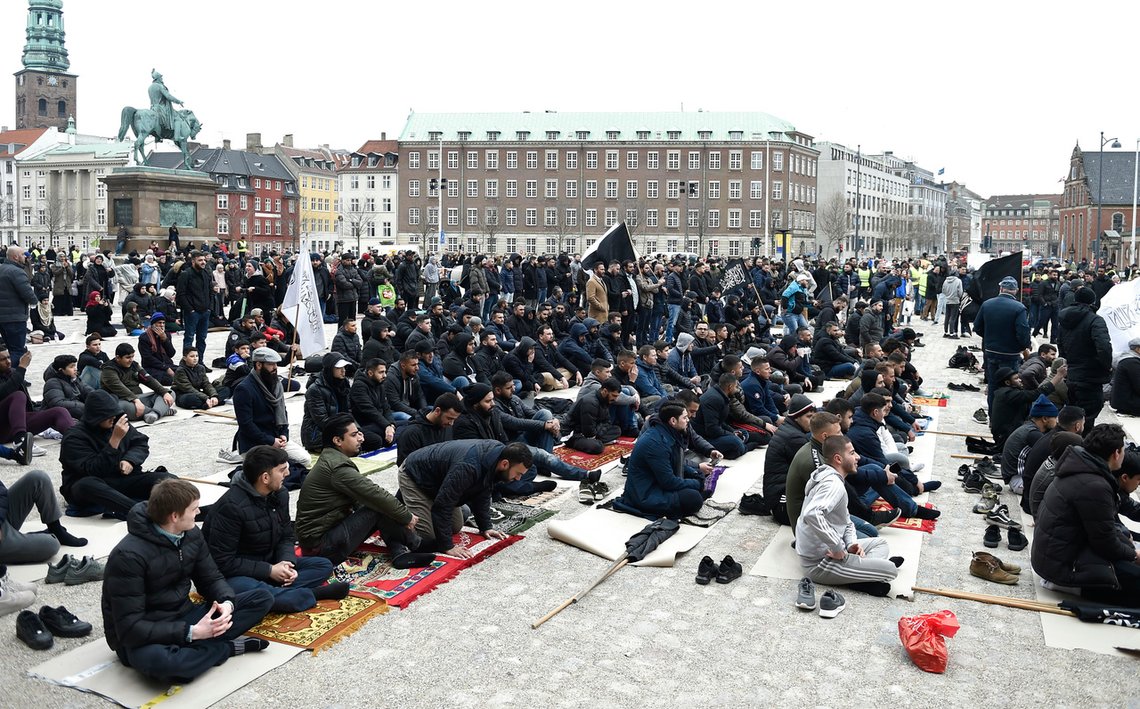Fredagsbønn utenfor Christianborg, midt i København, 2019. Foto: Liselotte Sabroe/ Scanpix/ AP Fredagsbønn utenfor Christianborg, midt i København, 2019. Foto: Liselotte Sabroe/ Scanpix/ AP