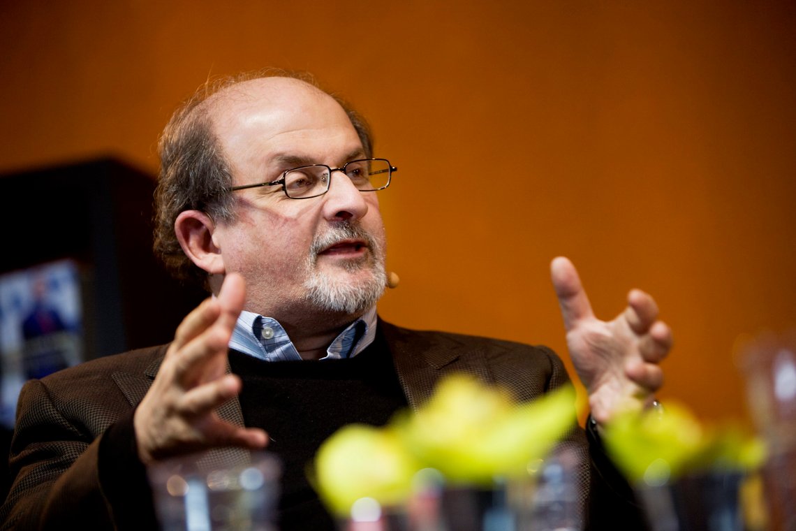 Forfatter Salman Rushdie på Bokmessen på Norges Varemesse på Lillestrøm i 2008. Arkivfoto: Kyrre Lien, NTB. Forfatter Salman Rushdie på Bokmessen på Norges Varemesse på Lillestrøm i 2008. Arkivfoto: Kyrre Lien, NTB.