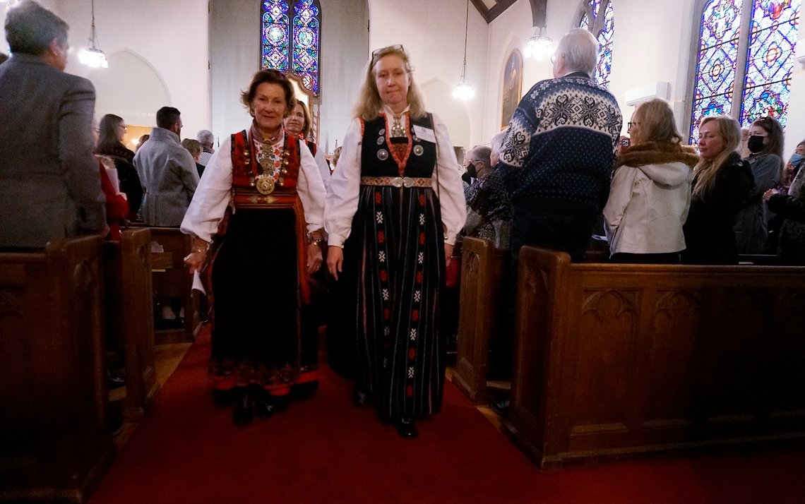 Også i Amerika får dronningen blomster – her er det fire år gamle Eline Gro Knatterud som får æren. Foto: Giovanna Dell'Orto / AP / NTB Også i Amerika får dronningen blomster – her er det fire år gamle Eline Gro Knatterud som får æren. Foto: Giovanna Dell'Orto / AP / NTB
