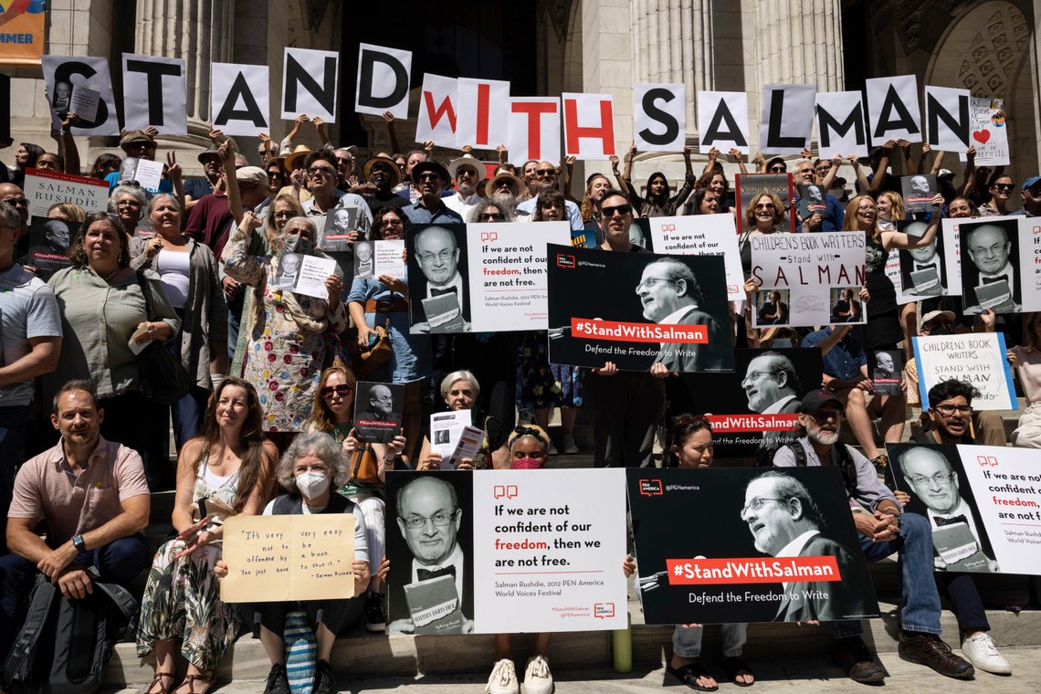 Noen forfattere og støttespillere viste sin støtte til Salman Rushdie etter angrepet i New York. Men det ble fort glemt av de fleste, og nok en gang sviktet Vesten Rushdie og ytringsfriheten. Foto: AP /Yuki Iwamura /NTB Noen forfattere og støttespillere viste sin støtte til Salman Rushdie etter angrepet i New York. Men det ble fort glemt av de fleste, og nok en gang sviktet Vesten Rushdie og ytringsfriheten. Foto: AP /Yuki Iwamura /NTB