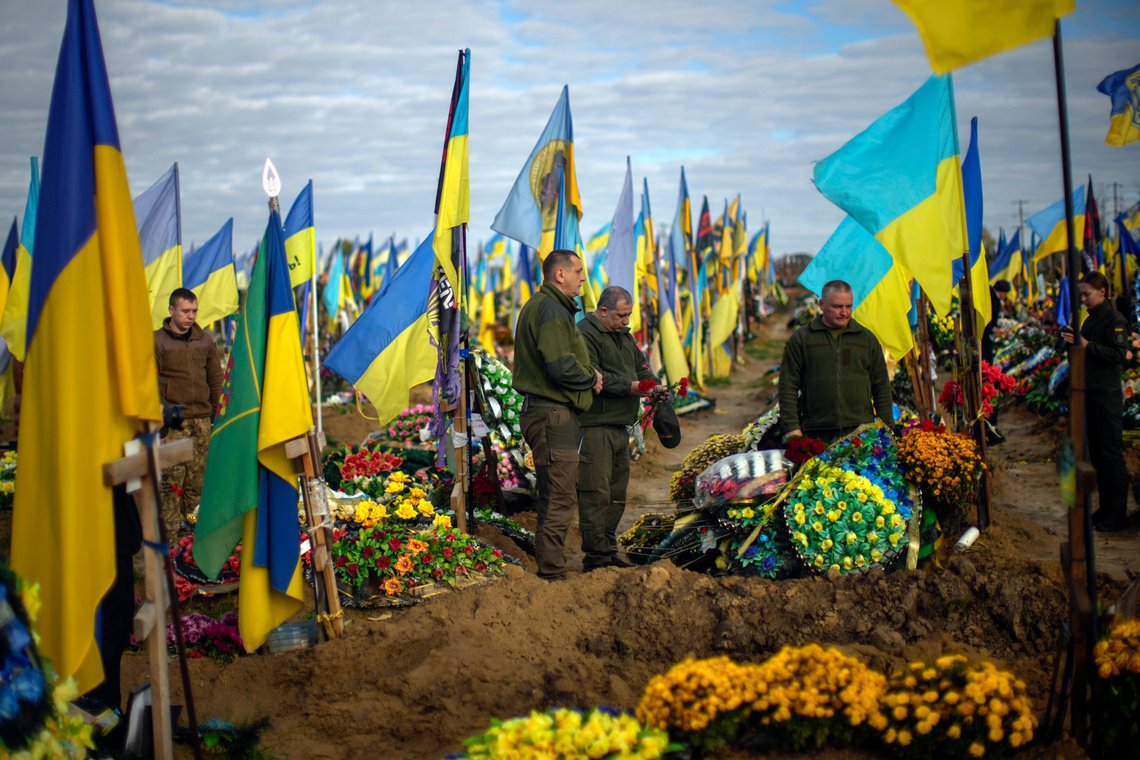 Ukrainske soldater plasserer blomster på døde soldater i Kharkiv. I Europa rammes befolkningen av en økonomisk katastrofe, og Ukraina brukes som unnskyldning for det som åpenbart startet med klimahysteriet. Foto: AP /Francisco Seco /NTB Ukrainske soldater plasserer blomster på døde soldater i Kharkiv. I Europa rammes befolkningen av en økonomisk katastrofe, og Ukraina brukes som unnskyldning for det som åpenbart startet med klimahysteriet. Foto: AP /Francisco Seco /NTB