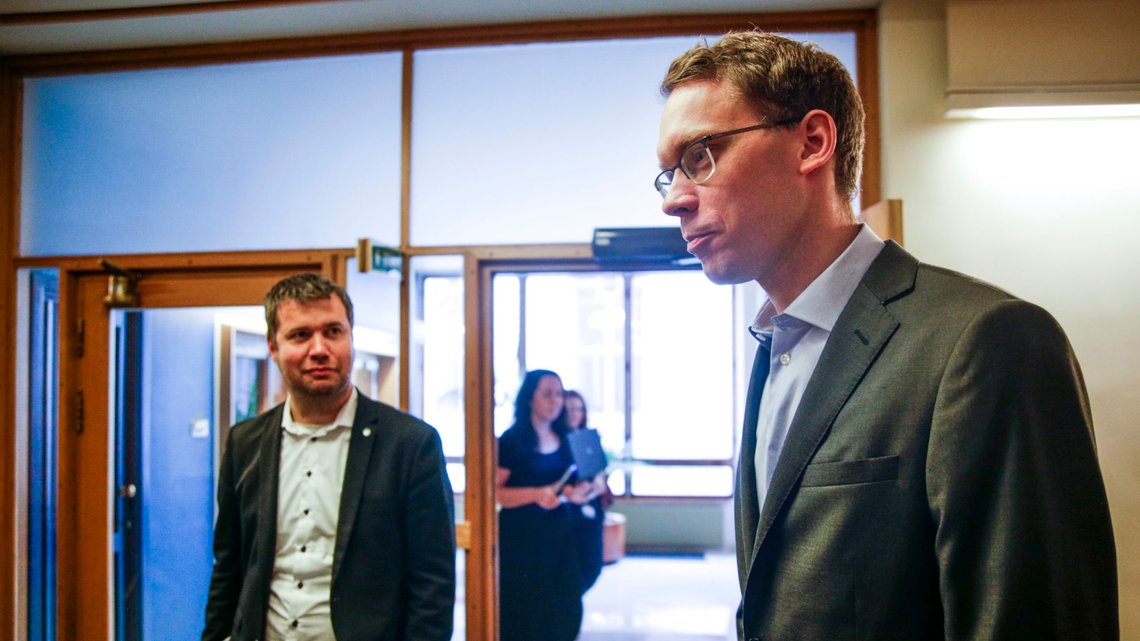 Finanskomiteens leder Eigil Knutsen (Ap) (t.h.) og Senterpartiets Geir Pollestad er enige med SV om en strømstøtteordning. Men ikke alle er like fornøyde. Foto: Alf Simensen / NTB Finanskomiteens leder Eigil Knutsen (Ap) (t.h.) og Senterpartiets Geir Pollestad er enige med SV om en strømstøtteordning. Men ikke alle er like fornøyde. Foto: Alf Simensen / NTB