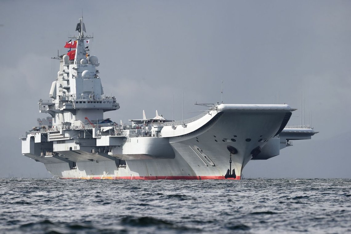 Bildet viser Kinas hangarskip Liaoning. Kina har nå verdens største marine, men Biden-regimet virker mer bekymret for om de mange skipene påvirker klimaet, enn de militære truslene de medfører. Foto: Anthony WALLACE/ AFP/ NTB Bildet viser Kinas hangarskip Liaoning. Kina har nå verdens største marine, men Biden-regimet virker mer bekymret for om de mange skipene påvirker klimaet, enn de militære truslene de medfører. Foto: Anthony WALLACE/ AFP/ NTB