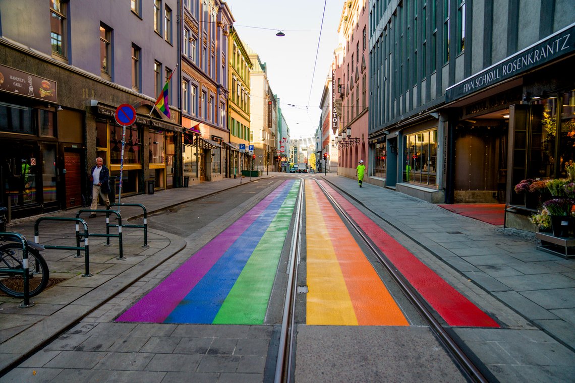 Gata utenfor London Pub ble pyntet med Pride-farger i høst, til minne om det som skjedde i området 25. juni. Foto: Stian Lysberg Solum / NTB Gata utenfor London Pub ble pyntet med Pride-farger i høst, til minne om det som skjedde i området 25. juni. Foto: Stian Lysberg Solum / NTB