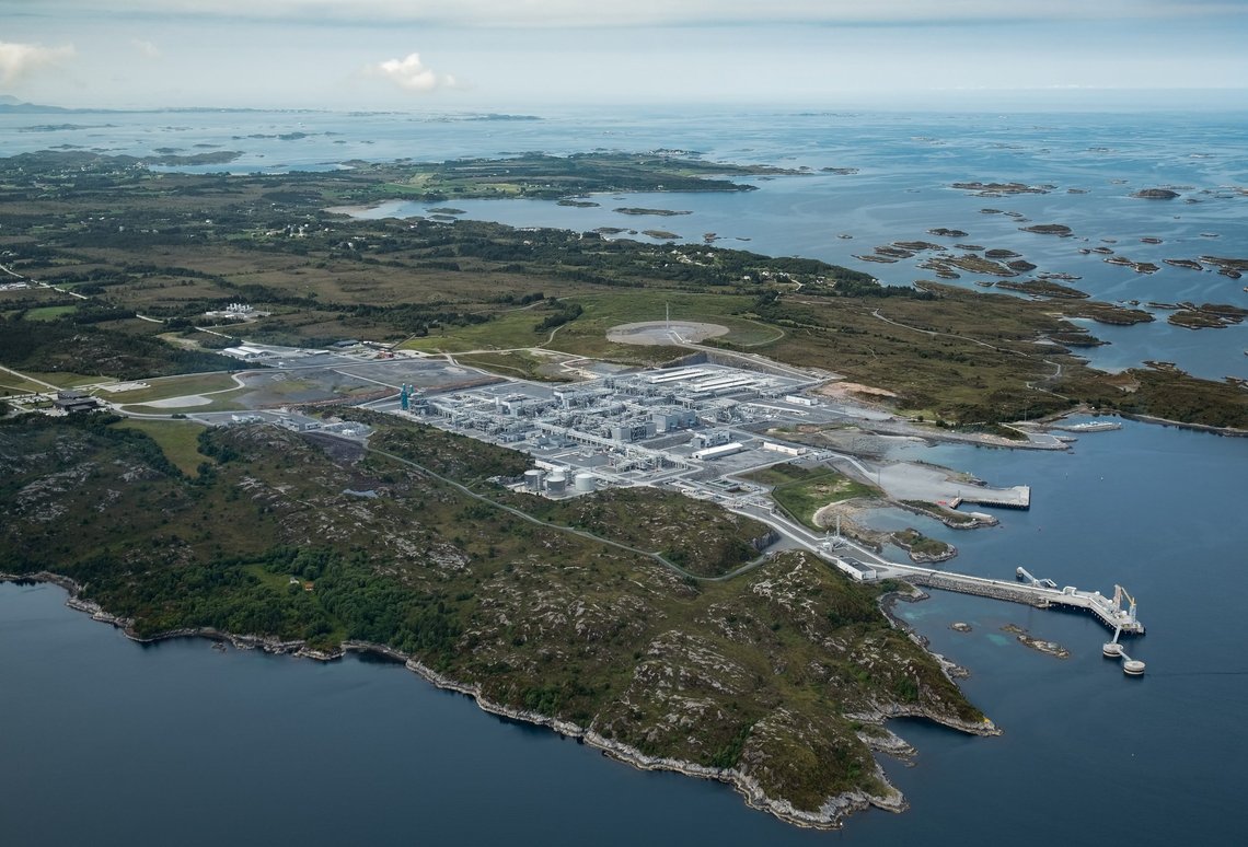 Politiet i Møre og Romsdal har rykket ut til landanlegget til gassfeltet Ormen Lange på Aukra etter melding om en uavklart situasjon. Foto: Shell / NTB Politiet i Møre og Romsdal har rykket ut til landanlegget til gassfeltet Ormen Lange på Aukra etter melding om en uavklart situasjon. Foto: Shell / NTB