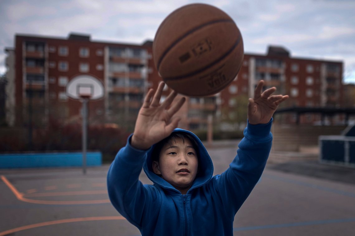 En ung gutt spiller basketball utenfor en blokk i Rinkeby, Stockholm. Hvis huseierne får det som de vil, kan familien hans oppleve 9,5 prosent økning i husleien. Illustrasjonsfoto: AP /Andres Kudacki /NTB En ung gutt spiller basketball utenfor en blokk i Rinkeby, Stockholm. Hvis huseierne får det som de vil, kan familien hans oppleve 9,5 prosent økning i husleien. Illustrasjonsfoto: AP /Andres Kudacki /NTB