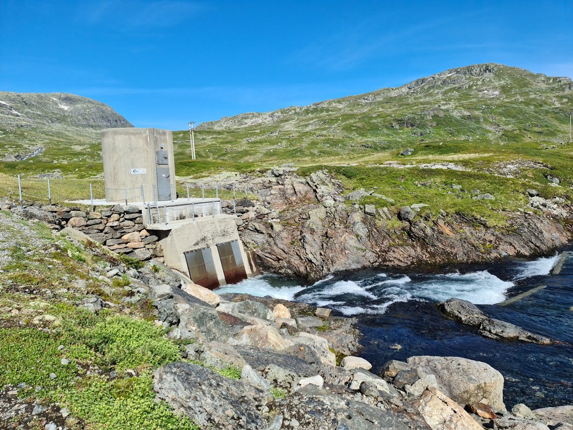 Lyse Kraft varslet på sensommeren at de ønsker å oppruste vannkraftanleggene i Røldal og Suldal for å øke kraftproduksjonen. Men nå har selskapet skrinlagt planene, etter at regjeringen foreslo å ta inn mer skatt fra vannkraftverkene. Bildet er fra inntak i Blåbergdalen hvor vann overføres til Votnamagasinet. Foto: Lyse Kraft DA / NTB Lyse Kraft varslet på sensommeren at de ønsker å oppruste vannkraftanleggene i Røldal og Suldal for å øke kraftproduksjonen. Men nå har selskapet skrinlagt planene, etter at regjeringen foreslo å ta inn mer skatt fra vannkraftverkene. Bildet er fra inntak i Blåbergdalen hvor vann overføres til Votnamagasinet. Foto: Lyse Kraft DA / NTB