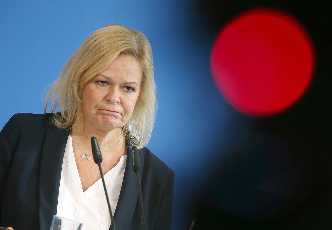 Tysklands innenriksminister Nancy Faeser vil ha tiltak for å stanse mesteparten av migrantstrømmen via Balkan-ruten. Foto: Wolfgang Kumm / DPA / AP / NTB Tysklands innenriksminister Nancy Faeser vil ha tiltak for å stanse mesteparten av migrantstrømmen via Balkan-ruten. Foto: Wolfgang Kumm / DPA / AP / NTB