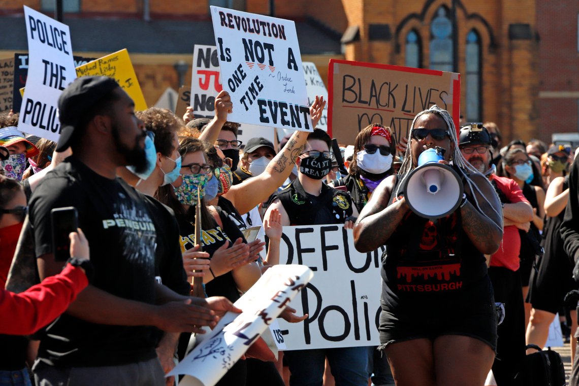 Den voldelige og marxistiske organisasjonen Black Lives Matter (BLM) gir den hvite rasismen skylden for alle problemene svarte amerikanere opplever. Foto: AP / Gene J. Puskar / NTB Den voldelige og marxistiske organisasjonen Black Lives Matter (BLM) gir den hvite rasismen skylden for alle problemene svarte amerikanere opplever. Foto: AP / Gene J. Puskar / NTB