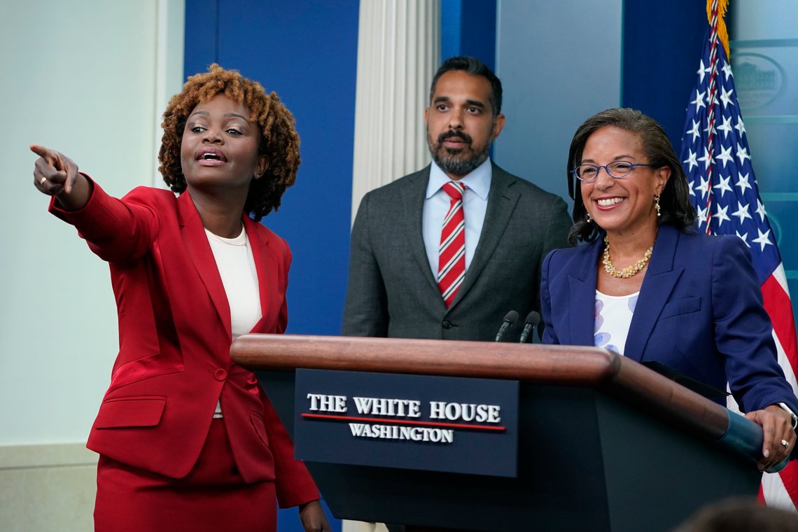 Bidens White House er et merkelig sted. Den nye pressetalskvinnen Karine Jean-Pierre omtales som Zen-master pga hennes utrolig stupide svar. Susan Rice er en annen skål. Hun er the brain bak en senil president. USA har aldri sett lignende. White House press secretary Karine Jean-Pierre, left, calls on a reporter during a briefing with Domestic Policy Advisor Susan Rice, right, and Deputy Director of the National Economic Council Bharat Ramamurti, center, at the White House in Washington, Wednesday, Aug. 24, 2022. (AP Photo/Susan Walsh) Bidens White House er et merkelig sted. Den nye pressetalskvinnen Karine Jean-Pierre omtales som Zen-master pga hennes utrolig stupide svar. Susan Rice er en annen skål. Hun er the brain bak en senil president. USA har aldri sett lignende. White House press secretary Karine Jean-Pierre, left, calls on a reporter during a briefing with Domestic Policy Advisor Susan Rice, right, and Deputy Director of the National Economic Council Bharat Ramamurti, center, at the White House in Washington, Wednesday, Aug. 24, 2022. (AP Photo/Susan Walsh)