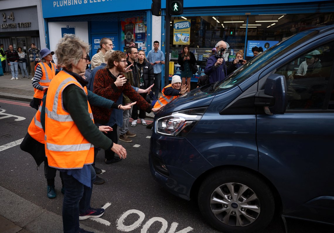 Fanatiske klimaaktivister blokkerer veien for en mann på vei til sykehuset med sin syke kone. Foto: REUTERS/ Henry Nicholls/ NTB Fanatiske klimaaktivister blokkerer veien for en mann på vei til sykehuset med sin syke kone. Foto: REUTERS/ Henry Nicholls/ NTB