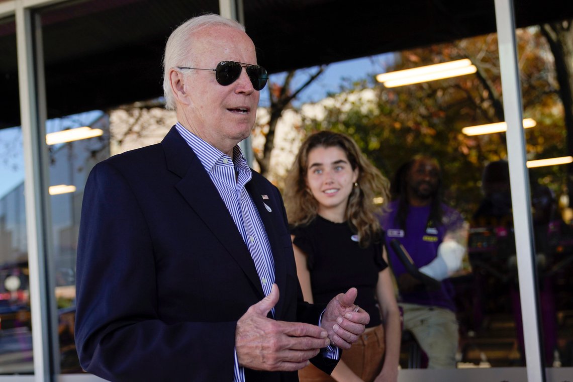 Joe Biden snakket med pressen etter å ha forhåndsstemt lørdag. I bakgrunnen hans barnebarn Natalie. Foto: AP /Manuel Balce Ceneta/ NTB Joe Biden snakket med pressen etter å ha forhåndsstemt lørdag. I bakgrunnen hans barnebarn Natalie. Foto: AP /Manuel Balce Ceneta/ NTB