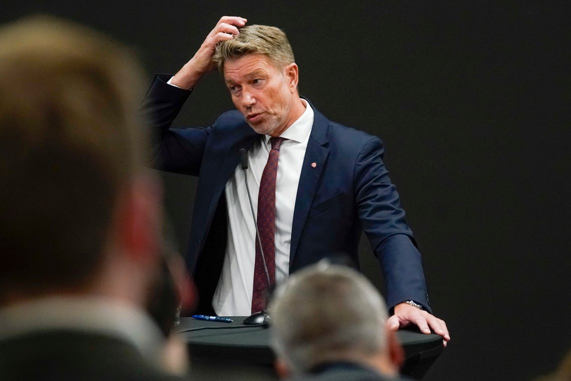 Energikommisjonen skal vurdere de grunnleggende dilemmaene i norsk energipolitikk fram mot 2030 og 2050. Terje Aasland klør seg i hue, og finner ingen løsninger på energikrisen, selv om løsningene virker åpenbare for mange andre. Foto: Lise Åserud / NTB Energikommisjonen skal vurdere de grunnleggende dilemmaene i norsk energipolitikk fram mot 2030 og 2050. Terje Aasland klør seg i hue, og finner ingen løsninger på energikrisen, selv om løsningene virker åpenbare for mange andre. Foto: Lise Åserud / NTB