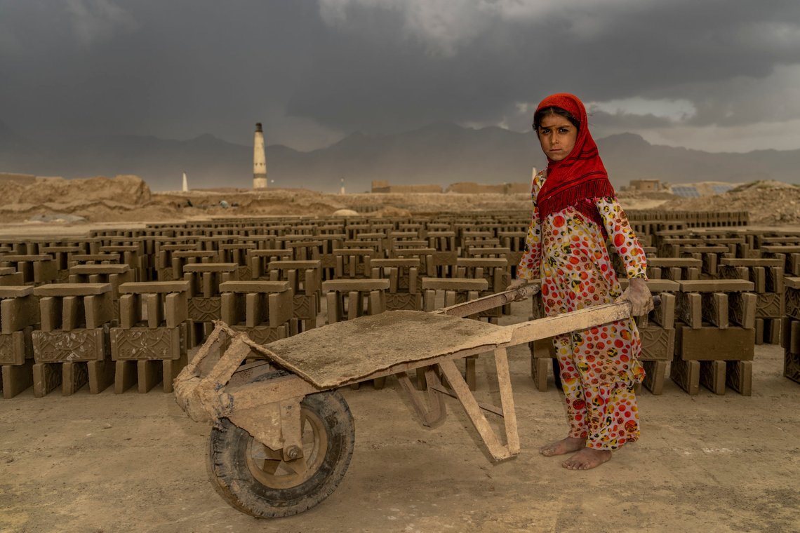Ei ni år gammel jente jobber på en mursteinsfabrikk i utkanten av Kabul. Den allerede svake afghanske økonomien har kollapset etter Talibans maktovertakelse i fjor høst. Hjelpeorganisasjoner sier at flere barn har blitt tvunget til å jobbe på grunn av den økonomiske nedgangen. Foto: Ebrahim Noroozi / AP / NTB Ei ni år gammel jente jobber på en mursteinsfabrikk i utkanten av Kabul. Den allerede svake afghanske økonomien har kollapset etter Talibans maktovertakelse i fjor høst. Hjelpeorganisasjoner sier at flere barn har blitt tvunget til å jobbe på grunn av den økonomiske nedgangen. Foto: Ebrahim Noroozi / AP / NTB