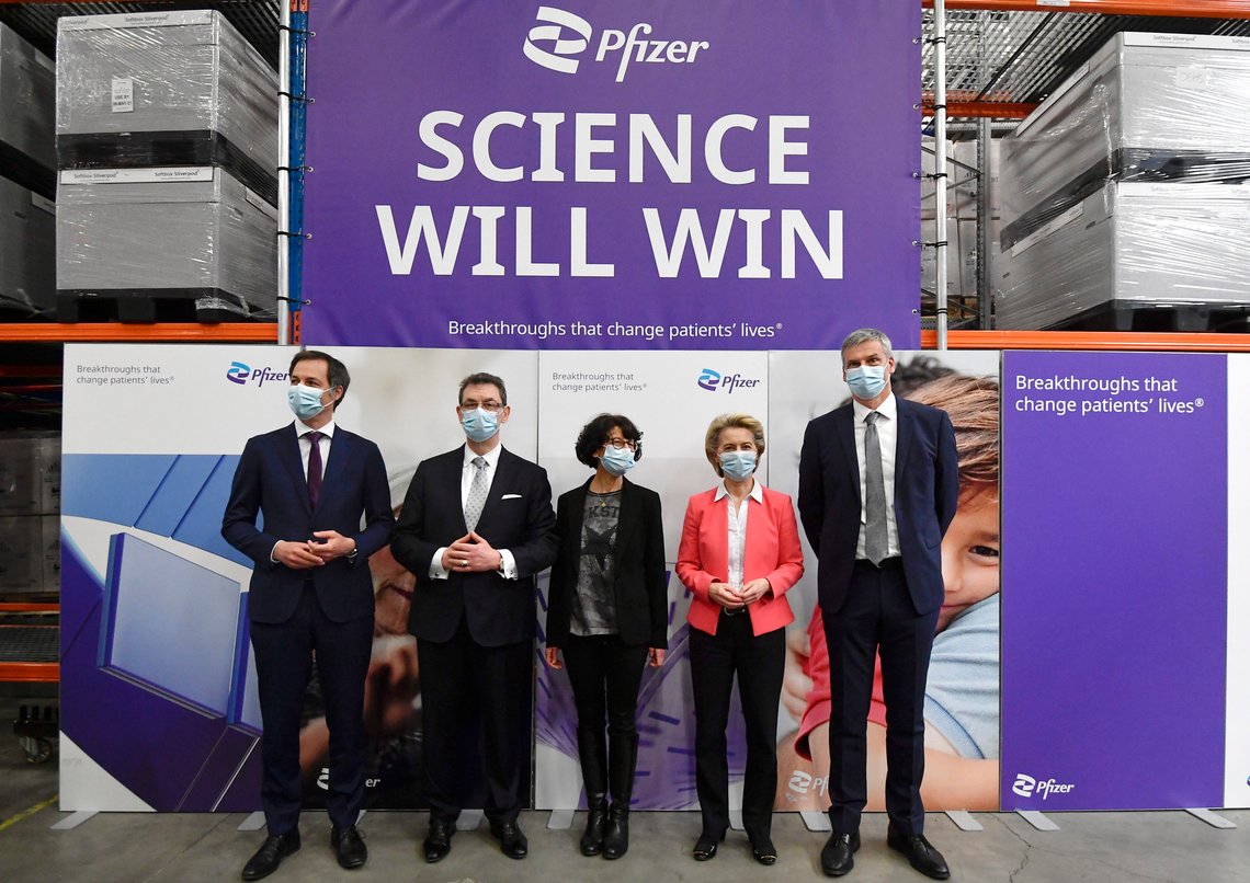 EUs felles påtalemyndighet skal etterforske om alt gikk riktig for seg da det ble kjøpt milliarder av doser med covid-19-vaksine fra Pfizer/Biontech våren 2021. Personlig kontakt mellom Pfizer-sjef Albert Bourla (nummer to fra venstre på bildet) og EU-kommisjonens president Ursula von der Leyen (nummer to fra høyre på bildet) var avgjørende for å spikre avtalen. Foto: John Thys, AP-NTB, april 2021. EUs felles påtalemyndighet skal etterforske om alt gikk riktig for seg da det ble kjøpt milliarder av doser med covid-19-vaksine fra Pfizer/Biontech våren 2021. Personlig kontakt mellom Pfizer-sjef Albert Bourla (nummer to fra venstre på bildet) og EU-kommisjonens president Ursula von der Leyen (nummer to fra høyre på bildet) var avgjørende for å spikre avtalen. Foto: John Thys, AP-NTB, april 2021.