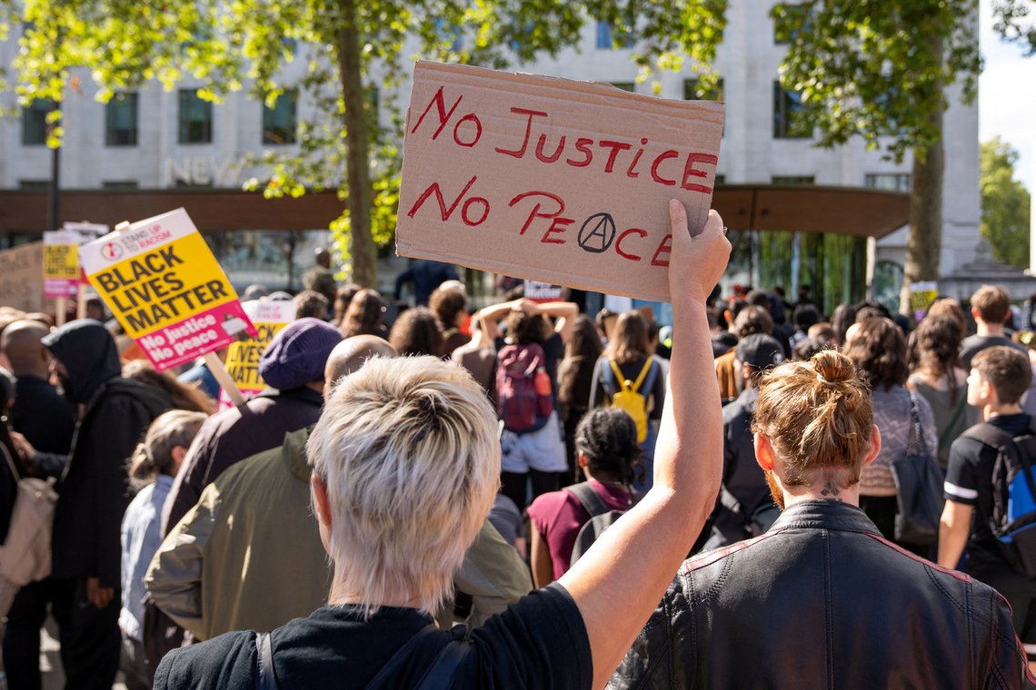 En demonstrasjon for Black Lives Matter i London, september 2022. Men skoleelever som stiller enkle spørsmål om sekten blir banket opp og mobbet av medelevene. Foto: REUTERS/ Maja Smiejkowska /NTB En demonstrasjon for Black Lives Matter i London, september 2022. Men skoleelever som stiller enkle spørsmål om sekten blir banket opp og mobbet av medelevene. Foto: REUTERS/ Maja Smiejkowska /NTB
